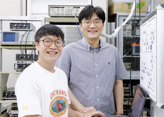 포스텍 물리학과의 이길호 교수(왼쪽)와 정우찬 석박사 통합과정 학생이 활짝 웃고 있다.