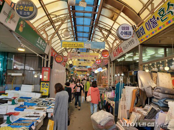 12일 오후 1시께 서울 화곡동 남부골목시장 모습. 방역당국이 사회적 거리두기를 1단계로 완화한 가운데 시민들이 시장을 찾아 장을 보고 있다. 사진=김지환 인턴기자
