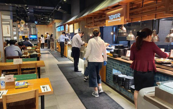 사회적 거리두기 1단계로 조정된 12일 서울 여의도의 한 뷔페식당이 영업을 재개하고 있다. 이날부터 정부가 거리두기를 하향조정함에 따라 클럽과 유흥주점, 노래연습장, 대형학원(300인 이상), 뷔페식당 등이 영업을 재개했다.사진=김범석 기자