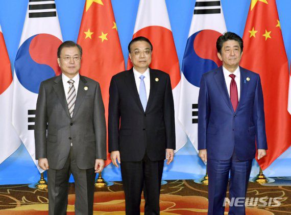 지난해 12월 중국 청두에서 열린 한중일 정상회담. 왼쪽부터 문재인 대통령, 리커창 중국 국무원 총리, 아베 신조 일본 총리. 뉴시스