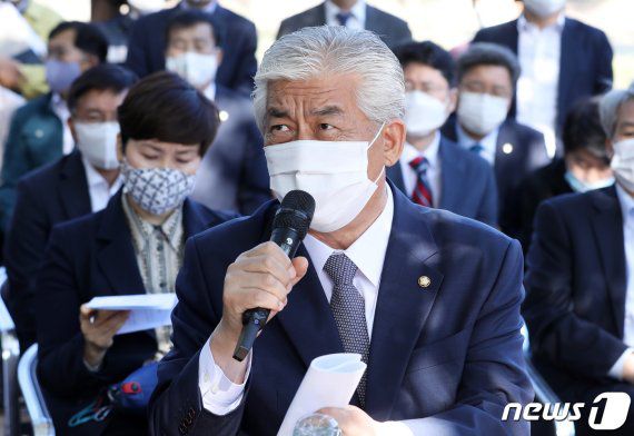 (울산=뉴스1) 윤일지 기자 = 국회 문화체육관광위원회 소속 이상헌 더불어민주당 의원이 13일 오후 울산 울주군 반구대암각화에서 열린 국정감사 현장시찰에서 질의하고 있다. /사진=뉴스1