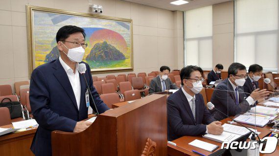 20일 서울 여의도 국회에서 열린 정무위원회의 예금보험공사, 한국자산관리공사 등에 대한 국정감사에서 이정환 한국주택금융공사 사장이 업무보고를 하고 있다. /사진=뉴스1화상