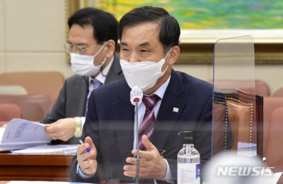 위성백 예금보험공사 사장이 20일 서울 여의도 국회 본관 정무위원회 회의실에서 열린 예금보험공사·한국자산관리공사·한국주택금융공사·한국예탁결제원 등 국정감사에서 질의에 답변하고 있다. (공동취재사진) /사진=뉴시스