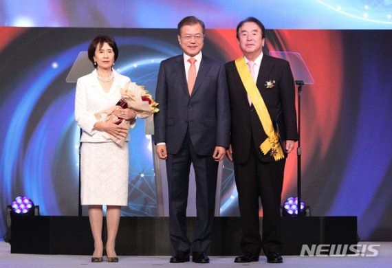 지난 2018년 '제12회 세계 한인의 날'에서 국민훈장 무궁화장을 받은 오공태 재일본 대한민국민단 중앙본부 단장(오른쪽)과 문재인 대통령. 사진=뉴시스
