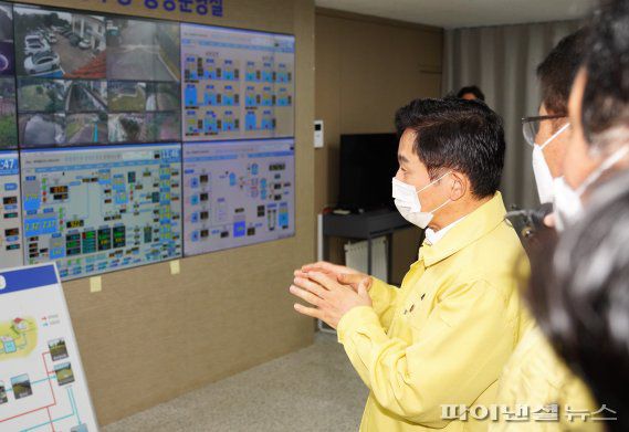 원희룡 제주지사는 21일 오전 서귀포시 강정정수장을 찾아 최근 수돗물 유충 발생 사태와 관련해 제주도 차원의 긴급 상황실 설치와 비상 대비 태세를 지시했다.