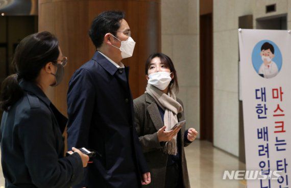 5일 간의 베트남 출장일정을 마친 이재용 삼성전자 부회장이 23일 오전 서울김포공항을 통해 입국해 기자들의 질문을 받고 있다.