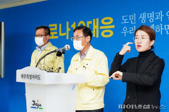 현공언 제주도 상하수도본부장은 26일 깔따구 유충이 무더기로 발견된 강정 정수장 운영을 잠시 중단하는 대신, 인근 급수지역(정수장)에서 수돗물을 끌어와 공급하는 방안을 마련하고 있다고 밝혔다.