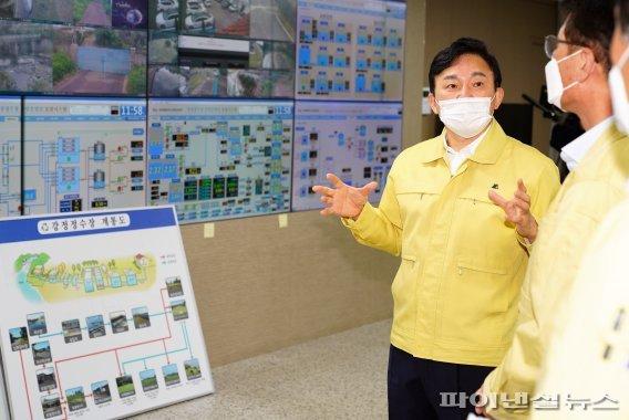 원희룡 제주지사는 21일 오전 서귀포시 강정정수장을 찾아 최근 수돗물 유충 발생 사태와 관련해 "유충 차단 장치가 마련되기 전까지 시민들에게 제주삼다수를 식수로 지원하는 방안을 즉시 마련하겠다"고 밝혔다. 2020.10.21 18:30 /fnDB