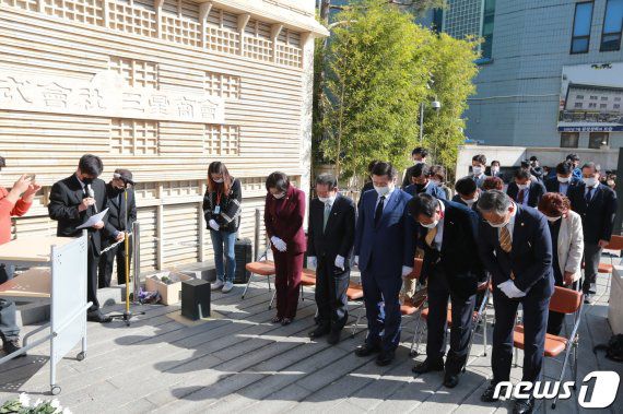 삼성과 각별한 인연이 있는 대구 주민과 인사들이 26일 중구 인교동 크레텍책임 본사 앞에서 고(故) 이건희 삼성그룹 회장 추모식을 열고 고인을 추모했다. 사진=뉴스1