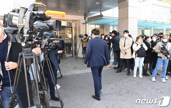 26일 오전 서울 강남구 서울삼성병원 장례식장 입구에서 취재진들이 고 이건희 삼성그룹 회장 빈소를 찾는 조문객을 취재하고 있다.