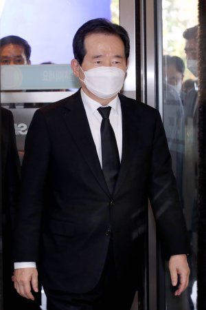 정세균 국무총리가 조문을 마친 뒤 장례식장을 나서고 있다. 사진공동취재단                                    손경식 한국경영자총협회 회장. 사진공동취재단                                    정의선 현대차그룹 회장. 사진공동취재단