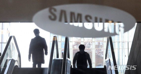 [서울=뉴시스]김병문 기자 = 이건희 삼성전자 회장이 별세한 다음날인 26일 오전 서울 서초구 삼성전자 서초사옥에서 직원들이 이동하고 있다. 2020.10.26. dadazon@newsis.com /사진=뉴시스