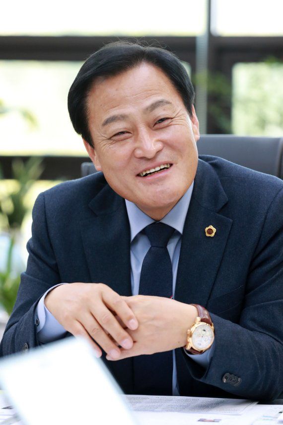 취임 100일을 맞은 장현국 의장이 "자치와 분권이 강화된 최고 의회를 만들겠다"고 밝혔다.                                    경기도의회는 지난 22일 142명 모든 도의원이 참여해 '지방자치법 개정안' 국회통과 촉구 결의대회를 진행, 조속한 의결을 촉구했다.