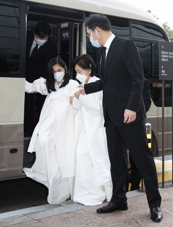 고 이건희 삼성 회장 발인이 엄수된 28일 오전 이재용 삼성전자 부회장(오른쪽)이 홍라희 여사, 이부진 호텔신라 대표이사 사장과 함께 서울 강남구 삼성서울병원에 마련된 영결식장으로 향하고 있다. 사진 공동취재단뉴시스                                     이 회장의 영정과 관이 경기 수원에 위치한 가족 선영으로 운구되고 있다. 사진공동취재단, 뉴시스