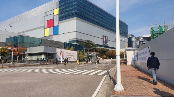 이건희 삼성 회장의 발인이 엄수된 28일 오전 경기도 화성 사업장에 고인을 애도하는 임직원들의 플래카드가 붙어있다. 사진=김경민기자