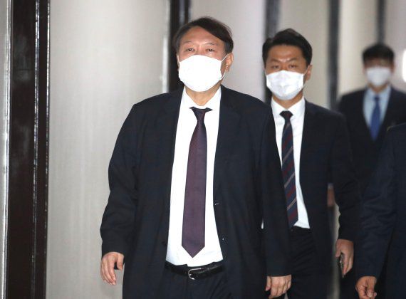 윤석열 검찰총장이 지난 22일 국회에서 열렸던 국회 법사위의 국정감사에 출석하기 위해 회의장으로 향하고 있다. /사진=박범준 기자