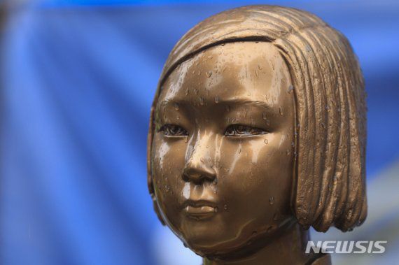 일본군성노예제 문제해결을 위한 1451차 수요시위 기자회견이 열린 지난 8월 5일 서울 종로구 옛 일본대사관 앞에 설치된 평화의 소녀상에 빗물이 맺혀 있다. 뉴시스