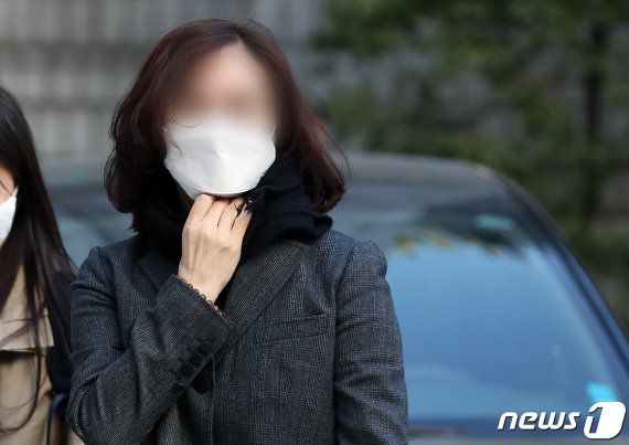 '사모펀드 및 자녀 입시비리' 등의 혐의를 받는 정경심 동양대 교수가 29일 오전 서초구 서울중앙지방법원에서 열린 속행공판에 출석하고 있다.