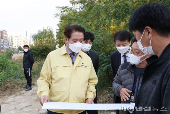 최대호 안양시장 10월29일 학의천 정비현장 로드체크. 사진제공=안양시                                    최대호 안양시장 10월29일 학의천 정비현장 로드체크. 사진제공=안양시