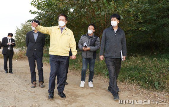 최대호 안양시장(왼쪽) 10월29일 학의천 정비현장 로드체크. 사진제공=안양시                                    최대호 안양시장 10월29일 학의천 정비현장 로드체크. 사진제공=안양시