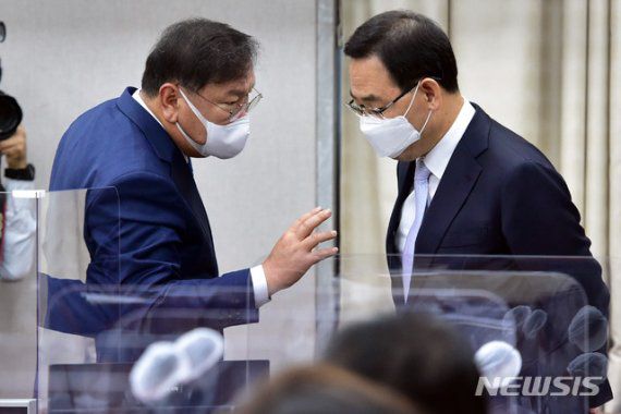 [서울=뉴시스] 전진환 기자 = 4일 오전 서울 여의도 국회에서 열린 국회운영위원회의 청와대 대통령비서실·국가안보실·대통령경호처에 대한 국정감사에서 운영위원장인 더불어민주당 김태년 원내대표와 국민의힘 주호영 원내대표가 대화를 하고 있다. (공동취재사진) 2020.11.04. photo@newsis.com <저작권자ⓒ 공감언론 뉴시스통신사. 무단전재-재배포 금지.> /사진=뉴시스화상