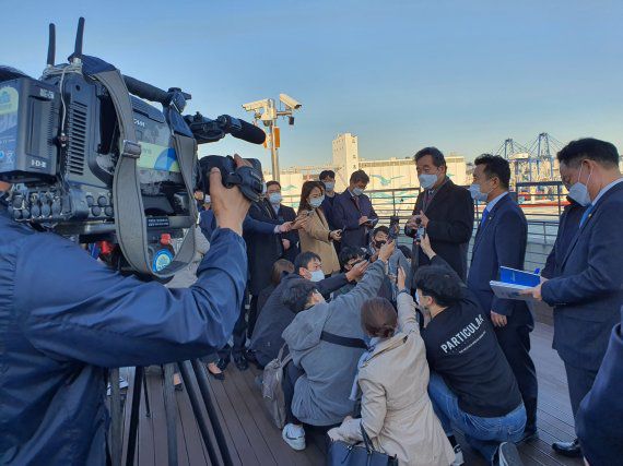 더불어민주당 이낙연 대표와 부산 출신 최인호 국회의원이 4일 북항재개발 지역을 한눈에 파악할 수 있는 부산항국제여객터미널 옥상에서 기자회견을 통해 북항 2단계 재개발 사업 예비타당성 조사 면제 건의 등에 대답하고 있다. 사진=노주섭 기자