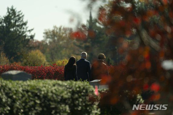 [윌밍턴=AP/뉴시스]조 바이든(가운데) 미 대통령 당선인이 8일(현지시간) 델라웨어주 윌밍턴의 성 요셉 교회에 있는 묘지를 방문하고 있다. 바이든 당선인은 이곳에 묻힌 장남 보와 첫 번째 부인 닐리아, 딸 나오미의 묘를 참배했다. 2020.11.09. <저작권자ⓒ 공감언론 뉴시스통신사. 무단전재-재배포 금지.> /사진=뉴시스화상