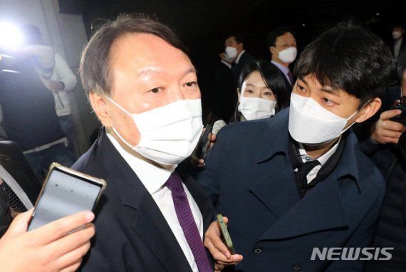 윤석열 검찰총장이 지난달 29일 오후 대전 서구 대전고등검찰청을 방문해 검사들과의 간담회를 마친 뒤 청사를 나서며 취재진의 질문을 받고 있다. /사진=뉴시스