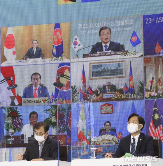 [서울=뉴시스]박영태 기자 = 문재인 대통령(화면 위 오른쪽)이 14일 오후 청와대에서 열린 '아세안+3' 화상 정상회의에 참석해 발언하고 있다. 스가 요시히데 일본 총리(화면 위 왼쪽)가 문 대통령 발언을 듣고 있다. 2020.11.14. since1999@newsis.com <저작권자ⓒ 공감언론 뉴시스통신사. 무단전재-재배포 금지.> /사진=뉴시스화상