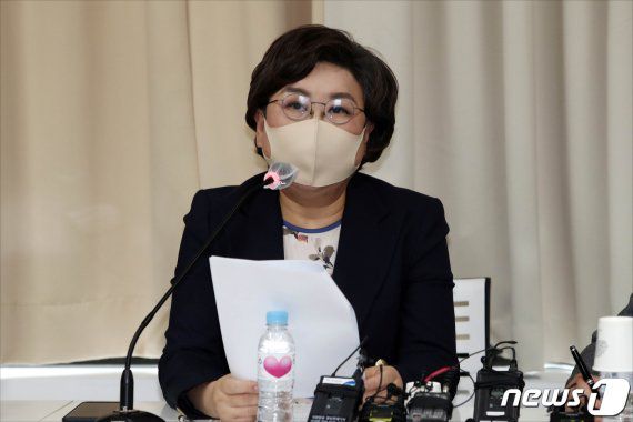 이혜훈 전 국민의힘 의원이 19일 오후 서울 마포구 마포현대빌딩에서 열린 '더 좋은 세상으로(마포포럼)' 정례 세미나에서 서울시장 선거 출마를 공식 선언하며 정책공약 구상을 밝히고 있다.