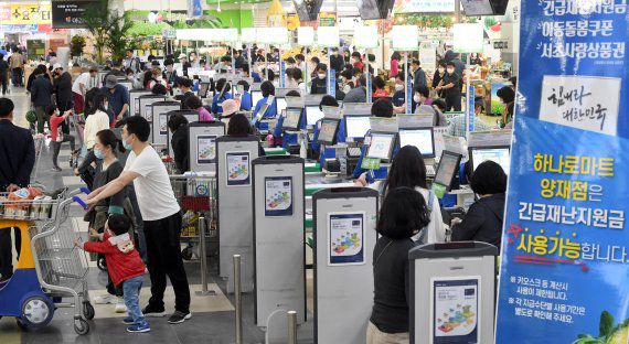 정부의 코로나19 긴급재난지원금이 지급됐던 지난 5월 서울의 한 대형마트 계산대에 시민들이 줄을 서있다. 당시 정부가 지급했던 긴급재난지원금은 소상공인 매장과 농협 하나로마트를 비롯해 대형마트에 입점한 약국, 미용실 등 소상공인이 운영하는 점포에서 사용이 가능했다. /사진=박범준 기자