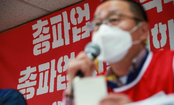 전국민주노동조합총연맹이 25일 예정대로 총파업을 강행한다. 김재하 민주노총 비상대책위원장이 24일 서울 정동길 민주노총 교육장에서 기자회견을 열고 "내일(25일) 노동법 개악 저지와 '전태일 3법' 쟁취를 위한 총파업 총력투쟁을 전개한다"고 밝혔다. 사진=서동일 기자