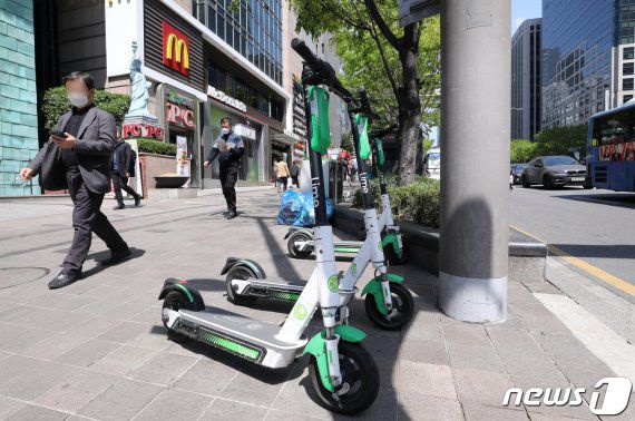 지난 4월 24일 오후 서울 강남역 인근에 공용 킥보드가 배치돼 있다.