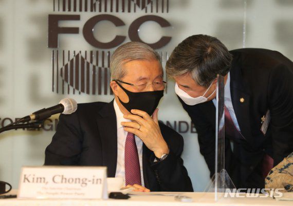 김종인 국민의힘 비상대책위원장이 24일 오후 서울 중구 프레스센터에서 열린 외신기자클럽 초청 간담회에서 조태용 국민의힘 의원과 대화하고 있다. (공동취재사진)