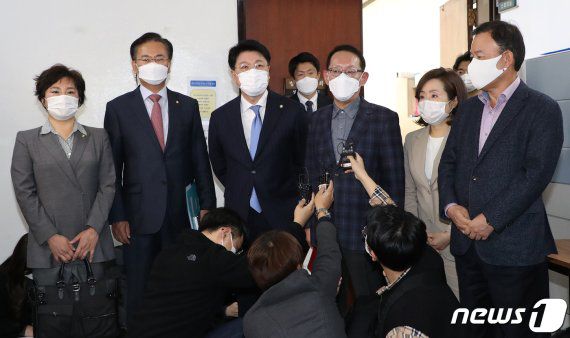 (서울=뉴스1) 성동훈 기자 = 김도읍 국민의힘 의원이 25일 서울 여의도 국회에서 열린 법사위 전체회의 산회 관련 기자회견에서 전체회의 개회 요구서에 윤석열 검찰총장이 포함됐다고 밝히고 있다. 2020.11.25/뉴스1 /사진=뉴스1화상