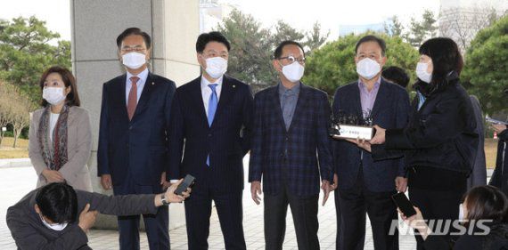 김도읍 국민의힘 법제사법위원회 간사가 윤석열 검찰총장에 대한 감찰 관련한 사실 관계 확인하고 총장 직무 정지 상태에서 검찰의 업무 수행 대비책을 확인하기 위해 25일 오후 법제사법위원회 소속 국민의힘 의원들과 함께 서울 서초구 대검찰청에 입장하기 앞서 취재진과 인터뷰를 하고 있다. 사진 왼쪽부터 국민의힘 전주혜 의원, 유상범 의원, 장제원 의원, 김도읍 의원, 윤한홍 의원.