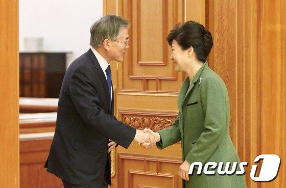 2015년 3월 17일 당시 박근혜 대통령이 새정치민주연합 문재인 대표와 만나 악수하고 있다.