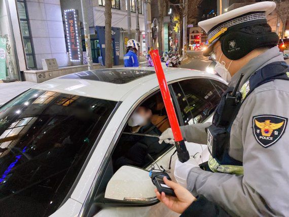 경찰이 지난 27일 오후 9시께 서울 마포구 와우산로 일대에서 검문식 음주운전 단속을 하고 있다. /사진=김문희 기자