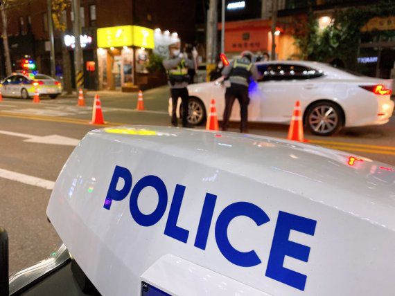 경찰이 지난 27일 오후 9시께 서울 마포구 와우산로 일대에서 검문식 음주운전 단속을 벌이고 있다. /사진=김문희 기자