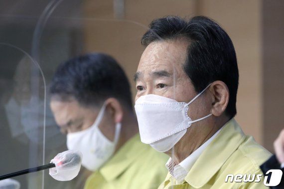 코로나19 일일 확진자가 450명을 기록해 3일만에 500명 밑으로 내려간 29일 정세균 국무총리가 세종대로 정부서울청사에서 열린 코로나19 극복 기자간담회에서 중앙재난안전대책본부 회의 결과를 발표하고 있다. /사진=뉴스1