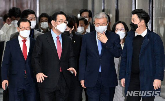 [서울=뉴시스] 김진아 기자 = 국민의힘 김종인 비상대책위원장과 주호영 원내대표가 30일 오전 서울 여의도 국회에서 열린 비상대책위원회에 참석하고 있다. (공동취재사진) 2020.11.30. photo@newsis.com <저작권자ⓒ 공감언론 뉴시스통신사. 무단전재-재배포 금지.> /사진=뉴시스화상