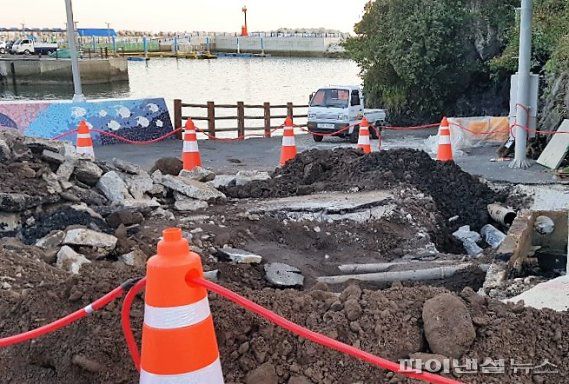 서귀포시 대포포구 인근 오수가 유출된 맨홀. 원인을 파악하기 위해 현장 굴착조사가 진행됐다.