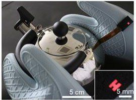 KIST와 서울대 연구진이 개발한 열전 부품은 자유롭게 변형이 가능하다. 연구진은 유연성 있는 열전부품을 발광소자와 연결해 뜨거운 물체를 알려주는 자가 발전 장갑을 만들었다. KIST 제공