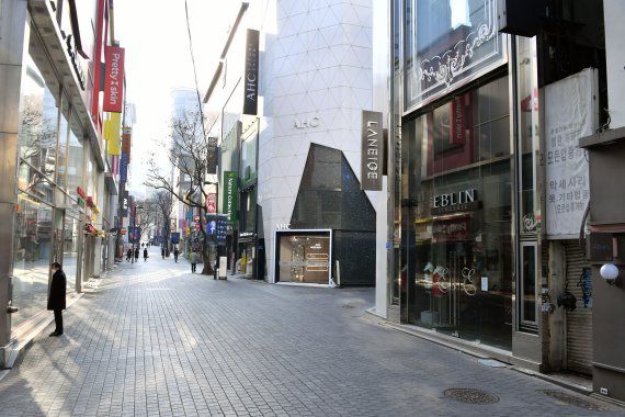 6일 서울 명동에 위치한 건물 곳곳에 공실이 발생해 임대 문구가 붙어 있다. 거리엔 오가는 사람이 얼마 없이 한적한 모습이다. 사진=서동일 기자