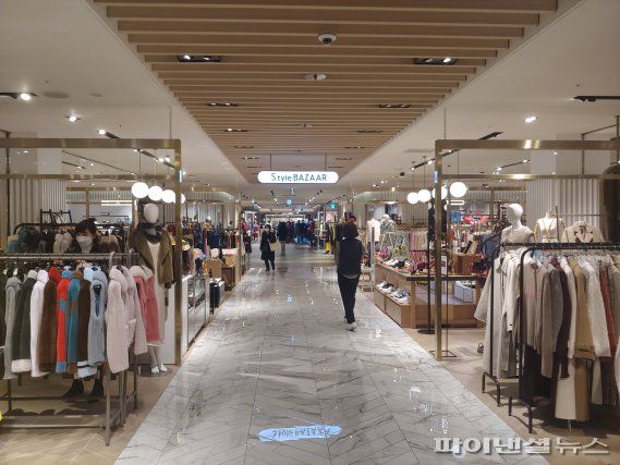 5일 오후 서울 신세계백화점 강남점에 손님들이 찾지 않아 한산한 모습. 사진=김성호 기자