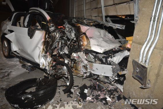 지난 9일 오후 9시43분경 한남동 한 고급주택단지 지하 2층 주차장에서 발생한 테슬라 모델X 차량 사고 현장 / 사진=뉴시스