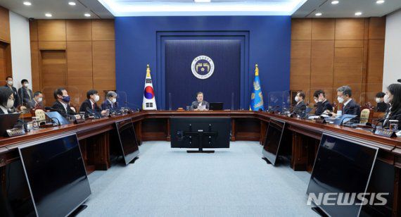 [서울=뉴시스]박영태 기자 = 문재인 대통령이 15일 오전 청와대 여민관에서 열린 국무회의에 참석해 발언하고 있다.2020.12.15. since1999@newsis.com <저작권자ⓒ 공감언론 뉴시스통신사. 무단전재-재배포 금지.> /사진=뉴시스화상