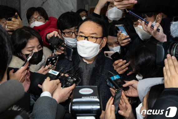 정한중 검사징계위원장 직무대리(한국외대 법학전문대학원 교수)가 오늘 16일 새벽 정부과천청사에서 윤석열 검찰총장에 대한 검사징계위원회 2차 심의를 마친 후 취재진 질문에 답하고 있다.