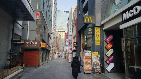 지난 22일 서울 중구 명동거리엔 쇼핑을 하거나 연말 분위기를 즐기려는 이들이 거의 보이지 않았다. 최서영 인턴기자