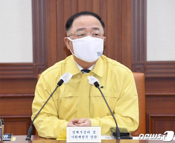 홍남기 경제부총리 겸 기획재정부 장관이 29일 서울 종로구 정부서울청사에서 열린 '제24차 비상경제 중앙대책본부회의'를 주재하고 있다. /사진=뉴스1